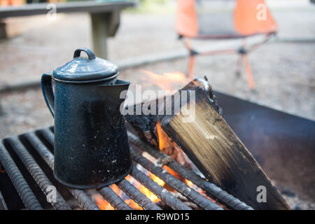 Wasserkocher sitzen auf einem offenen Grill Lagerfeuer auf einem Campingplatz Stockfoto