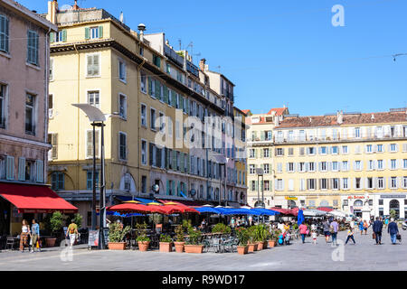 Cours Estienne d'Orves ist eine große Fußgängerzone in der Nähe des alten Hafens von Marseille, Frankreich, mit Restaurants, Bars und Terrassen. Stockfoto