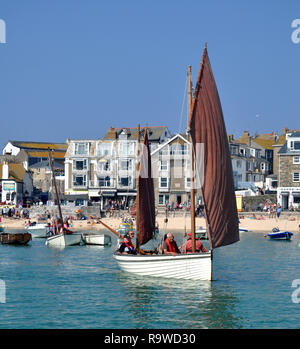 Traditionelle St. Ives Jumbo angeln Boot unter Segeln in den Hafen von St. Ives Cornwall GROSSBRITANNIEN Stockfoto