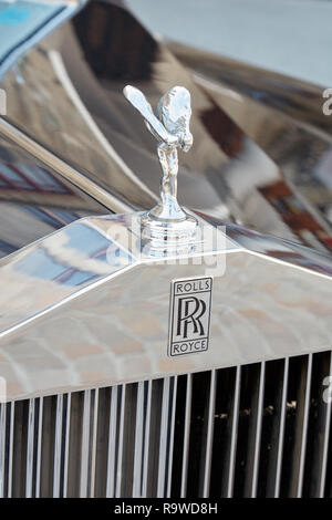 SANKT MORITZ, SCHWEIZ - 16. AUGUST 2018: Rolls Royce Luxury Car Logo und Statue in Sankt Moritz, Schweiz Stockfoto