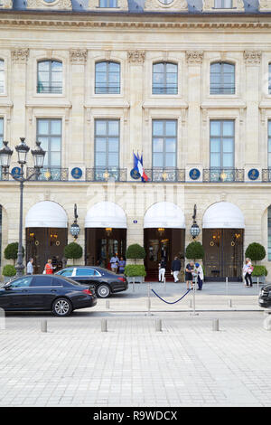 PARIS, Frankreich, 07.Juli 2018: Ritz Luxushotel mit Menschen in place Vendôme in Paris an einem sonnigen Tag Stockfoto