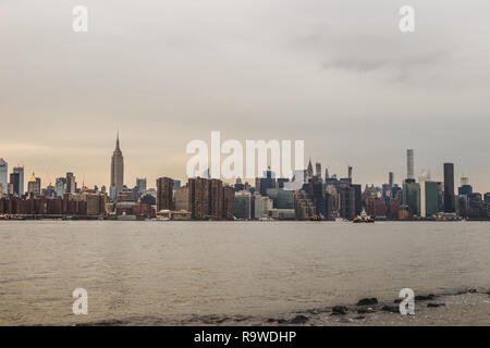 New York City Skyline von Manhattan gesehen von Brooklyn bei Sonnenaufgang über den Hudson River Stockfoto