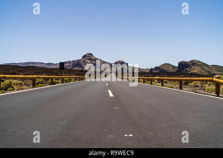 Asphalt der Straße durch die lavafelder von Las Canadas Caldera der Vulkan Teide. Teneriffa. Kanarischen Inseln. Spanien. Stockfoto