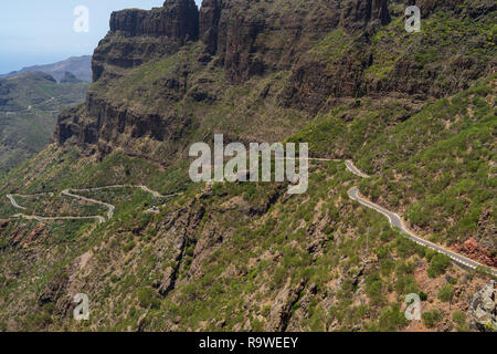 Die Vew der den Berg Macizo de Teno Gebirge, Masca Schlucht und Berg Straße zum Dorf Maska. Blick vom Aussichtspunkt - Mirador de Masca. Teneriffa. Cana Stockfoto