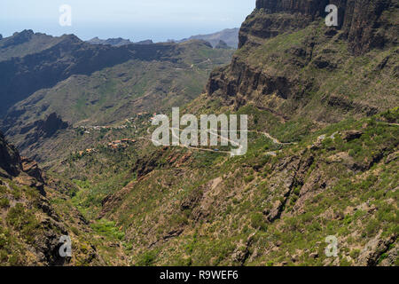 Die Vew der den Berg Macizo de Teno Gebirge, Masca Schlucht und Berg Straße zum Dorf Maska. Blick vom Aussichtspunkt - Mirador de Masca. Teneriffa. Cana Stockfoto