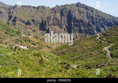 Blick auf den Berg Macizo de Teno Gebirge, Masca Schlucht und Berg Straße zum Dorf Maska. Teneriffa. Kanarischen Inseln. Spanien. Stockfoto