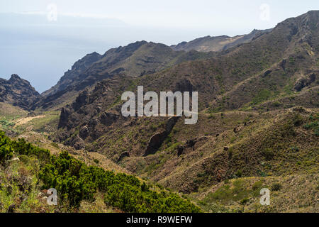 Die Vew der Teno Massiv (den Berg Macizo de Teno), ist einer der drei vulkanischen Formationen, die Anlass zu Teneriffa, Kanarische Inseln, Spanien gab. Blick von der viewpoin Stockfoto