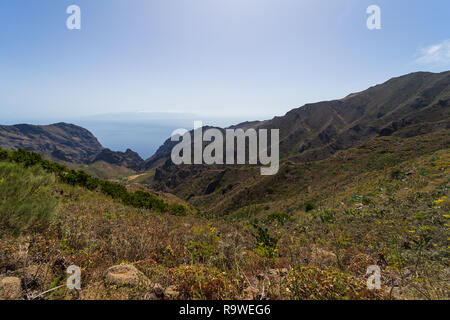 Die Vew der Teno Massiv (den Berg Macizo de Teno), ist einer der drei vulkanischen Formationen, die Anlass zu Teneriffa, Kanarische Inseln, Spanien gab. Stockfoto