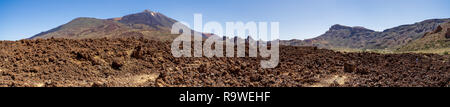 Panoramablick über die lavafelder von Las Canadas Caldera und den Vulkan Teide im Hintergrund. Teneriffa. Kanarischen Inseln. Spanien. Stockfoto