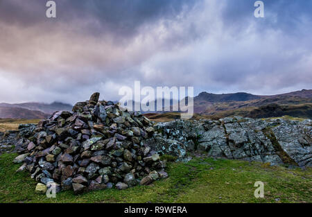 Die Langdale Pikes vom Gipfel des Silber wie, in der Nähe von Grasmere, Lake District, Cumbria gesehen Stockfoto