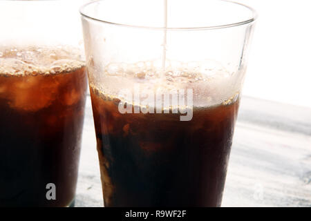 Eis Kaffee auf einem rustikalen Tisch mit Sahne gegossen wird es mit der Textur und erfrischenden Blick des Getränks. Stockfoto