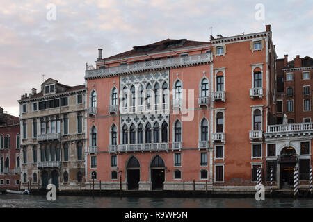 Palazzo Tiepolo (L) und Palazzo Pisani Moretta (R) auf den Grand Canal (Canal Grande) in Venedig, Italien. Stockfoto