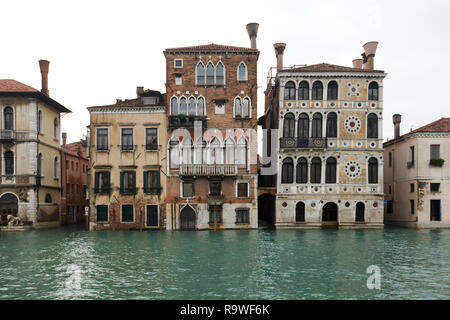 Palazzo Barbaro Wolkoff (L) und Palazzo Dario Dario (Ca") auf dem Canal Grande (Canal Grande) in Venedig, Italien. Stockfoto