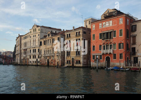 Palazzo Barbaro ein San Vidal (Palazzo Barbaro Curtis und Palazzo Barbaro), Palazzo Benzon Foscolo, Palazzetto Pisani und Palazzo Succi (rötlich Palace im Vordergrund) im Bild von links nach rechts auf dem Canal Grande (Canal Grande) in Venedig, Italien. Palazzo Barbaro Curtis entworfen vom italienischen Architekten Bartolomeo Bon im Jahre 1425 abgeschlossen wurde, weiß der Verband Palazzo Barbaro konzipiert wurde durch den italienischen Barock Architekten Antonio Gaspari und im Jahre 1690 abgeschlossen. Beide Schlösser sind nun Teile des Palazzo Barbaro ein San Vidal. Palazzo Cavalli Franchetti ist im Hintergrund zu sehen neben dem Palazzo Barbaro ein Stockfoto