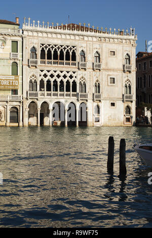 Ca' d'Oro (Palazzo Santa Sofia) am Grand Canal (Canal Grande) in Venedig, Italien. Der Palast ist das Gehäuse jetzt der Galleria Giorgio Franchetti. Stockfoto