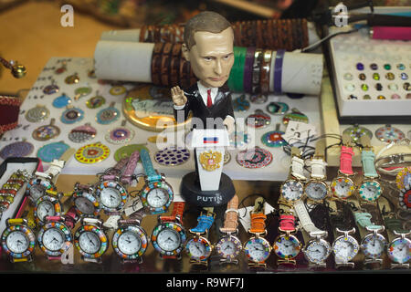 Statue des russischen Präsidenten Wladimir Putin auf den Verkauf in einem Souvenirshop in Venedig, Italien. Stockfoto