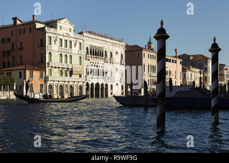 Ca' d'Oro (Palazzo Santa Sofia) am Grand Canal (Canal Grande) in Venedig, Italien. Der Palast ist das Gehäuse jetzt der Galleria Giorgio Franchetti. Palazzo Giusti ist auf der linken Seite gesehen. Stockfoto