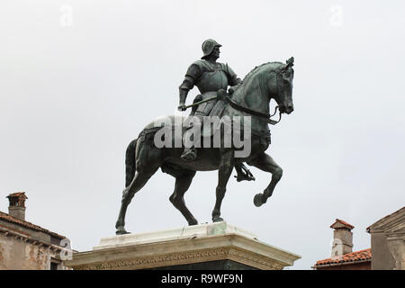 Reiterstandbild von Bartolomeo Colleoni der italienischen Renaissance Bildhauer Andrea Del Verrocchio (1480-1488) in Campo Santi Giovanni e Paolo in Venedig, Italien ausgeführt. Stockfoto