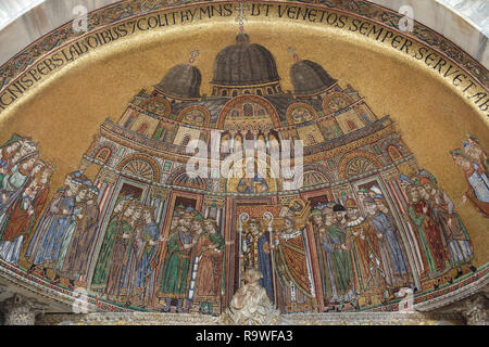 Übertragung der Körper von Saint Mark Saint Mark's Basilika. Byzantinisches Mosaik aus dem 13. Jahrhundert in der Lünette über dem Eingang Saint Mark's Basilika (Basilica di San Marco) auf der Piazza San Marco in Venedig, Italien. Stockfoto