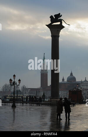 Spalte von Saint Mark (Colonna di San Marco) In Piazzetta di San Marco in Venedig, Italien. Die Kirche San Giorgio Maggiore (Basilika di San Giorgio Maggiore) auf die Insel San Giorgio Maggiore in der venezianischen Lagune (Laguna di Venezia) ist im Hintergrund zu sehen. Stockfoto