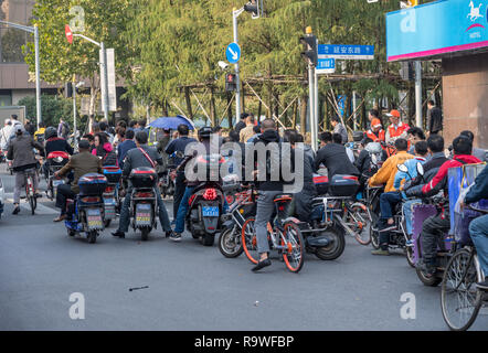 Radfahren auf Sichuan Road in Shanghai. Stockfoto