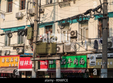 Elektro- und telefonverkabelung an Hauswänden in Shanghai, China Stockfoto