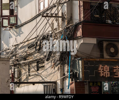 Elektro- und telefonverkabelung an Hauswänden in Shanghai, China Stockfoto