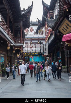 Traditionelle Geschäfte in der Fuyou Straße in Shanghai Stockfoto