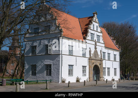 Torhaus von Husum Schloss, das im 16. cebtury durch den Herzog von Schleswig-Holstein-Gottorf, Husum, Nordfriesland, Schleswig-Holstein, Deutschland. Stockfoto