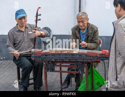 Chinesische Straßenkünstler auf traditionelle Musik instrumente Stockfoto