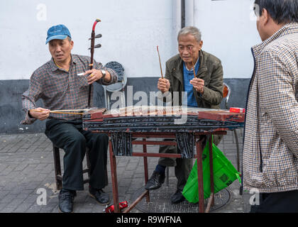 Chinesische Straßenkünstler auf traditionelle Musik instrumente Stockfoto