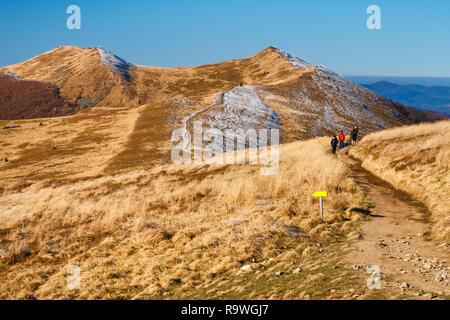 Wetlina, Polen, 12. November 2011: Eine Gruppe von Touristen wandern auf einem Trail in Polonina Wetlinska an einem sonnigen Tag, Bieszczady Gebirge in Polen Stockfoto