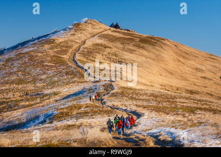 Wetlina, Polen, 12. November 2011: Eine Gruppe von Touristen wandern auf einem Trail in Polonina Wetlinska an einem sonnigen Tag, Bieszczady Gebirge in Polen Stockfoto