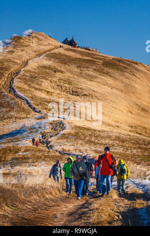 Wetlina, Polen, 12. November 2011: Eine Gruppe von Touristen wandern auf einem Trail in Polonina Wetlinska an einem sonnigen Tag, Bieszczady Gebirge in Polen Stockfoto