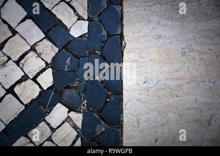 Spielen mit verschiedenen Formen und Muster einer gepflasterten Straßen von Lissabon (Portugal). Gegensatz zwischen zwei verschiedenen Texturen und Formen. Stockfoto