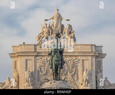 Lissabon - Portugal, monumentale Bronzestatue zu König Joseph gewidmet I und den Triumphbogen in Commerce Square Stockfoto