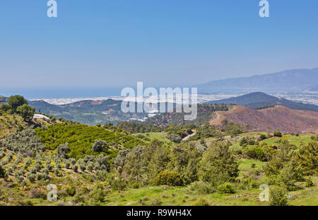 Antenne Panoramablick auf Berg Tal mit Gewächshäusern in der Türkei Stockfoto