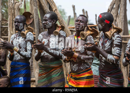 Kara Stamm Zeremonie am Dus-Dorf Omo Valley, Äthiopien Stockfoto