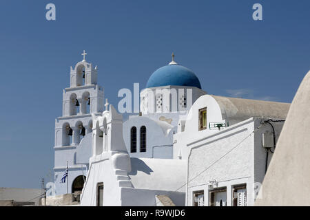 Die weiß getünchten Kirche von Saint (Agia) Gassville dominiert die Skyline des Dorfes Pyrgos, Santorini, Griechenland. Die heutige Kirche wurde im 19 Stockfoto