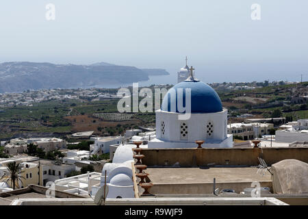 Blaue Kuppel der weiß getünchten Kirche von Saint (Agia) Gassville dominiert die Skyline des Dorfes Pyrgos, Santorini, Griechenland. Die heutige Kirche wa Stockfoto