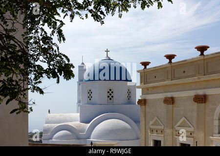 Blaue Kuppel der weiß getünchten Kirche von Saint (Agia) Gassville dominiert die Skyline des Dorfes Pyrgos, Santorini, Griechenland. Die heutige Kirche wa Stockfoto