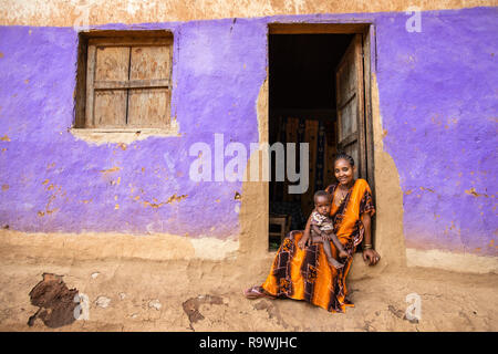 Ari Stamm Mutter und Tochter in Jinka, Omo Valley, Äthiopien Stockfoto