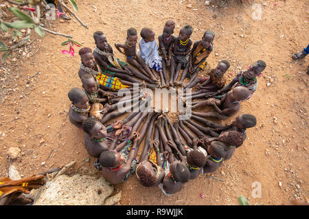 Hamar Stamm Jungs von Omo Valley, Äthiopien Stockfoto