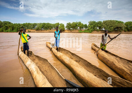 Dugout Kanus auf Omo Fluss, Äthiopien Stockfoto