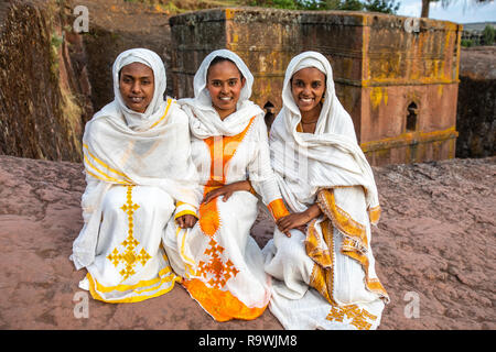 Äthiopische Pilger an der Felsen Kirche von Saint George in Lalibela, Äthiopien Stockfoto