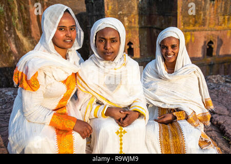 Äthiopische Pilger an der Felsen Kirche von Saint George in Lalibela, Äthiopien Stockfoto