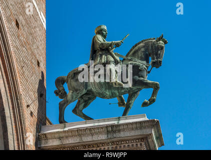 Niccolò III. d'Este, Marquis von Ferrara, Reiterdenkmal, 1796, am Eingang zum Palazzo Municipale (Rathaus), in Ferrara, Emilia-Romagna, Italien Stockfoto