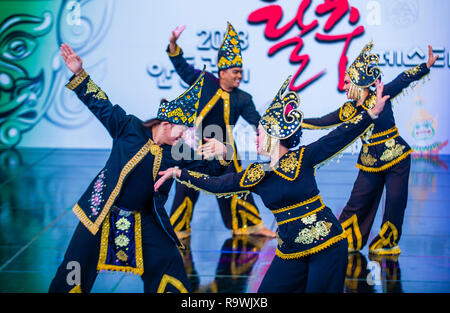 Tänzerinnen aus Anak Seni asia Dance Groupe aus Malaysia treten auf dem Maskdance Festival in Andong Südkorea auf Stockfoto