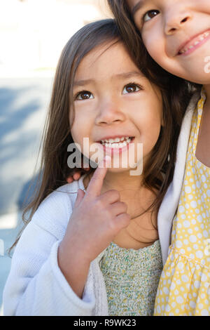 Niedliche kleine Mädchen umarmt. Schwestern und Freundinnen. Stockfoto