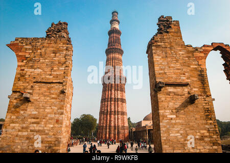 Qutub Minar steht hoch in den Ruinen Stockfoto